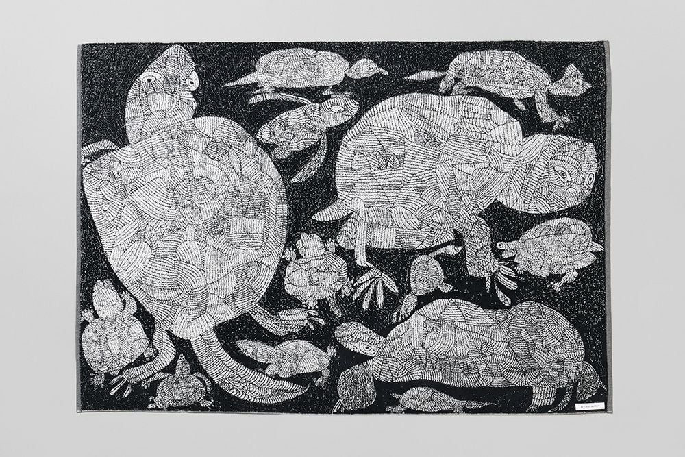水生生物のモノクロアート作品 額50✖️60cm タオルブランケット [MONOCHRO ART Series]「かめ」 | IKEUCHI ORGANIC